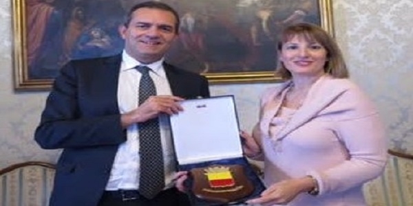 Napoli: de Magistris ha ricevuto l'Ambasciatrice del Regno Unito.