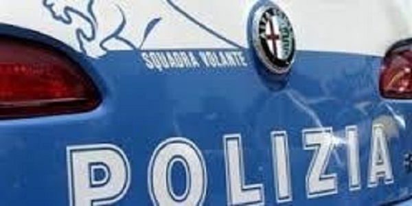 Napoli: in preda ad una crisi isterica tenta di recidersi la gola, salvato dalla polizia.