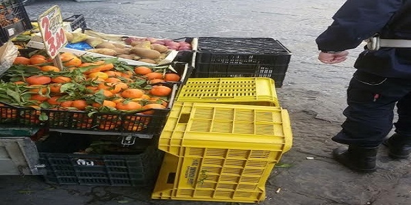 Napoli, Rione Alto: la Municipale sequestra e distrugge 350 kg di frutta e verdura.