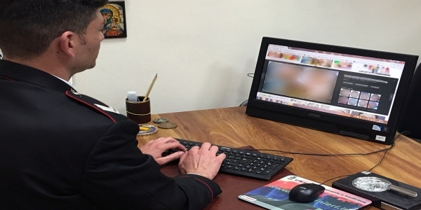 Napoli: adescava minorenni sui social network fingendosi donna, 21enne arrestato dai carabinieri
