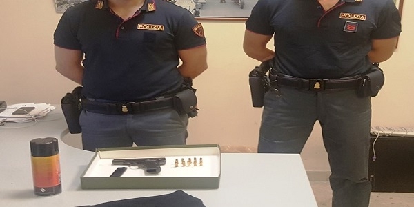 Napoli: trovato in possesso di una pistola con matricola abrasa, arrestato.