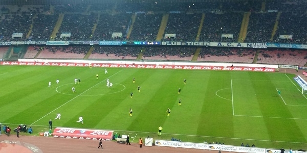 Dopo la vittoria con il Nizza, il Napoli inizia il campionato contro il Verona.