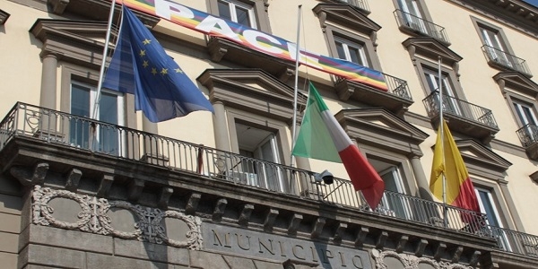 Palazzo San Giacomo e Via Verdi, le bandiere a mezz'asta in segno di lutto per Barcellona