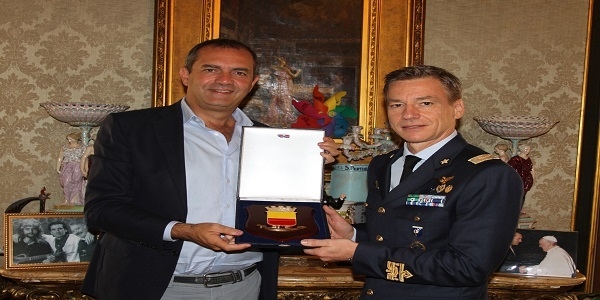 Napoli: de Magistris ha ricevuto il Comandante dell'Accademia Aeronautica di Pozzuoli.