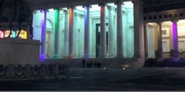 Napoli, Piazza del Plebiscito: illuminato il colonnato con le luci del Natale