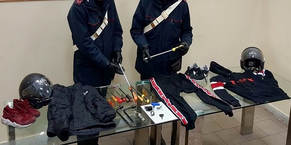 Napoli: tentava di rubare uno scooter, bloccato ed arrestato dai carabinieri.