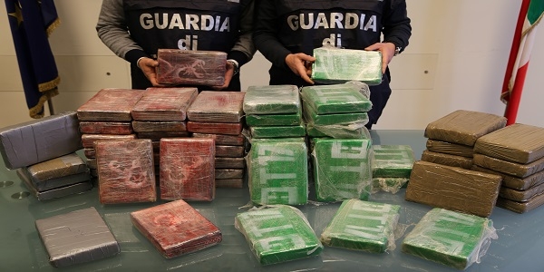 La GDF di Napoli scopre e sequestra 73 kg di cocaina.