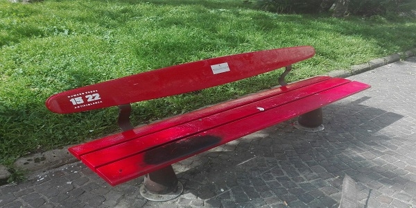 Napoli, Fuorigrotta: vandalizzata la panchina rossa inaugurata venerdì