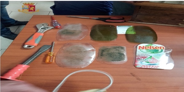 Napoli: trovati in possesso di arnesi da scasso e orologi, denunciati dalla polizia