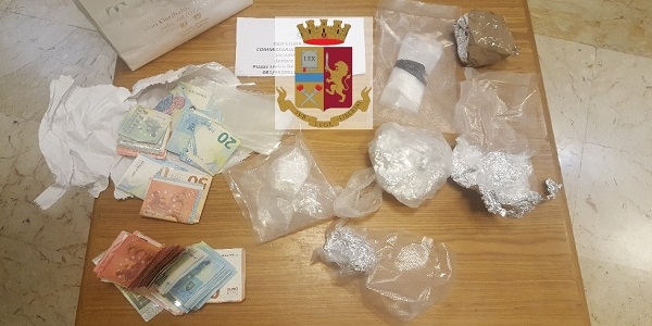 Napoli: cocaina e soldi nascosti in casa, la polizia arresta un uomo e una donna