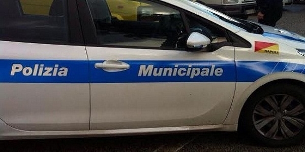 Napoli: la Polizia Municipale denuncia un uomo per sversamento abusivo di rifiuti