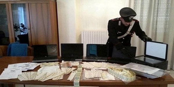 Napoli e Caserta: i CC scoprono un'organizzazione che trafficava in banconote e valori bollati falsi
