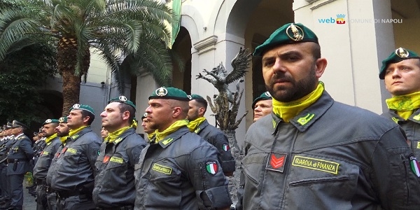 de Magistris: esprimo la mia gratitudine alla GDF, corpo essenziale per l'Italia