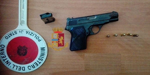 Napoli: accompagna un sorvegliato speciale armato di pistola, arrestato dalla polizia