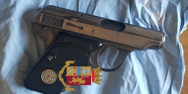 Napoli: i Falchi arrestano un 44enne. In casa aveva una pistola con matricola abrasa