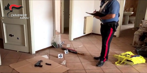 Qualiano: in casa aveva mitraglietta, fucile a pompa e una bomba, arrestato dai Carabinieri