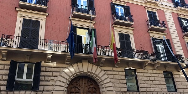 Napoli: Lutto Nazionale, bandiere a mezz’asta sul Maschio Angioino e sui palazzi comunali