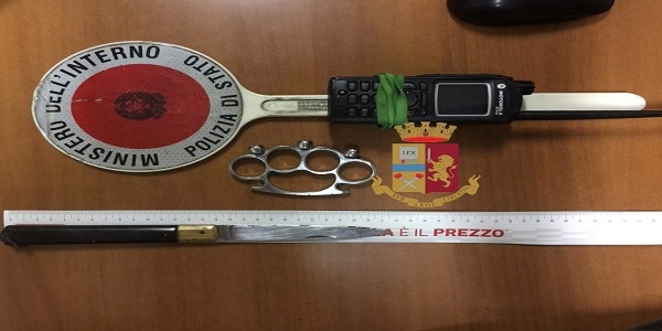 Napoli: i falchi denunciano un minore e sequestrano coltello e noccoliera