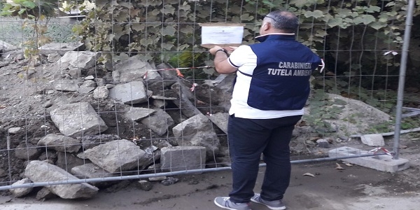 Napoli: rifiuti sul piazzale, i carabinieri denunciano una donna e sequestrano l'area