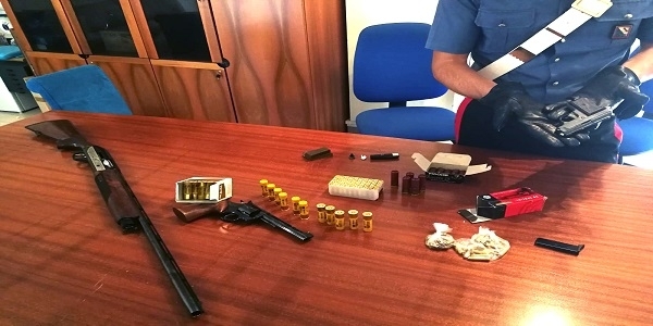 Calvizzano: i carabinieri arrestano un uomo trovato in possesso di armi e munizioni