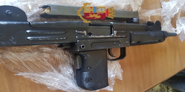Napoli: i 'Falchi' rinvengono una mitraglietta e marjuana