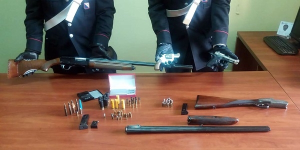 Ercolano: detenzione illegale di armi, due fratelli arrestati dai carabinieri