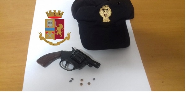 Napoli: la Polizia denuncia un giovane trovato in possesso di una pistola giocattolo modificata.