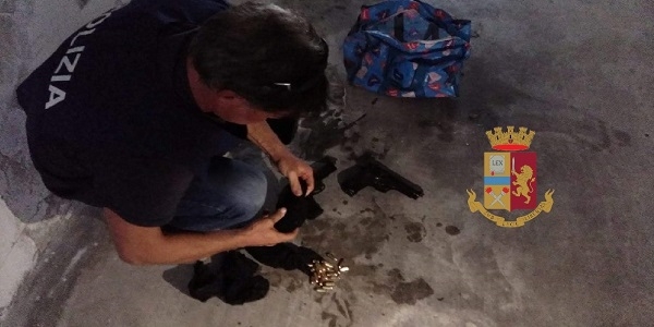 Napoli: la polizia sequestra 5 kg di droga, 2 pistole e centinaia di cartucce