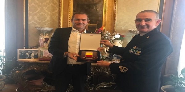 Napoli: de Magistris ha incontrato il Contrammiraglio Turchetto