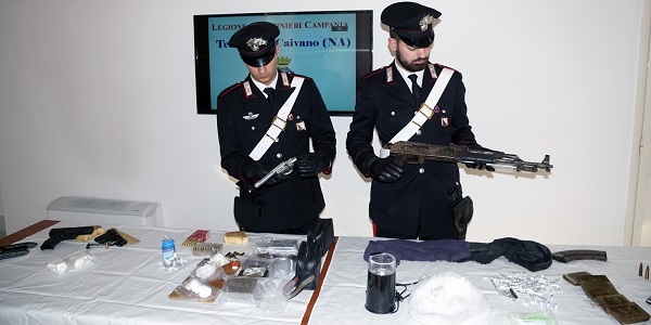  Caivano: i carabinieri sequestrano appartamenti abusivi, droga, kalashnikov, pistole e munizioni