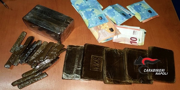 Napoli: i carabinieri inseguono e arrestano un uomo. In casa aveva 1 kg di droga