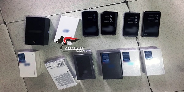 Volla: ruba 12 smartphone in un centro commerciale. Rincorso dai commessi, arrestato dai CC