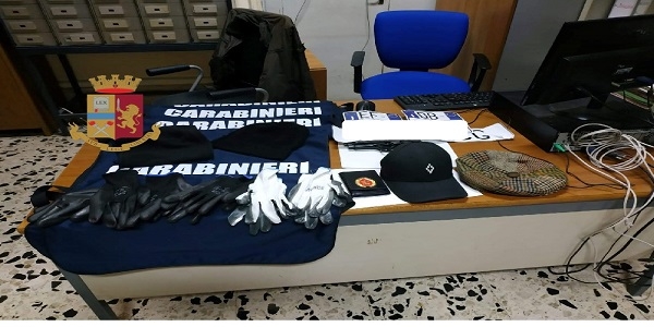 Napoli: si fingono carabinieri e rapinano oggetti preziosi, arrestati dalla polizia