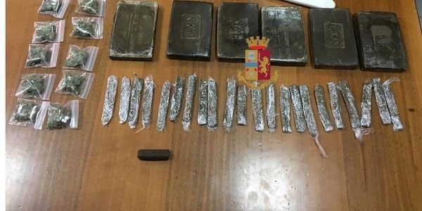 Napoli: la polizia sequestra oltre mezzo chilo di droga e arresta un 23enne