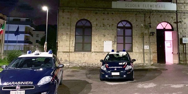 M.S.Severino: rubano 21 PC e 18 tablet da una scuola, arrestati dai carabinieri.