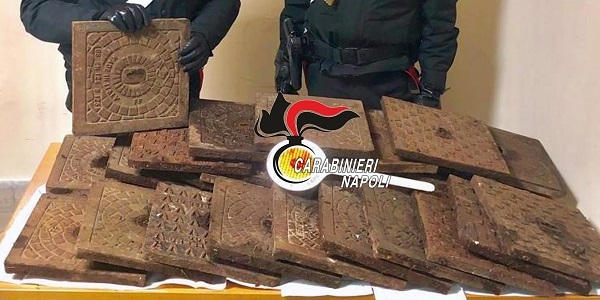 Napoli: rubano 26 tombini di ghisa in parco giochi, arrestati dai carabinieri