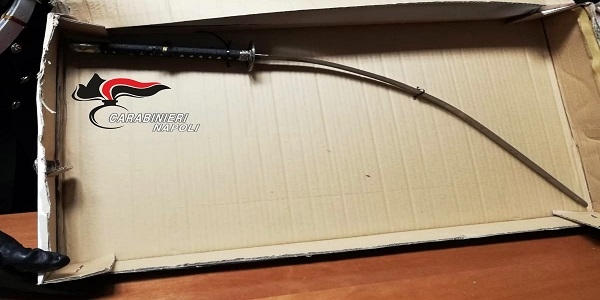 Napoli: infilzato con una katana e bastonato, i carabinieri arrestano un giovane