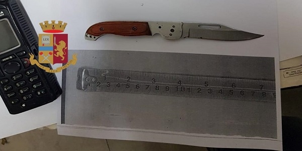 Napoli: armato di coltello rapina una borsa, arrestato dalla polizia