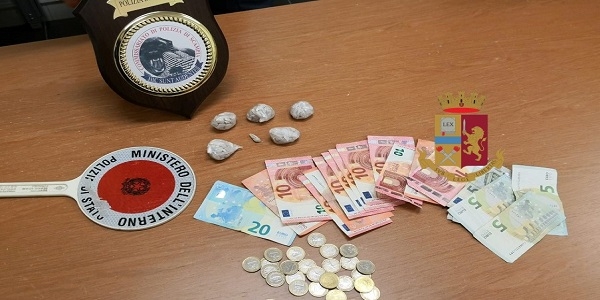 Napoli: la polizia arresta un uomo trovato in possesso di 113 dosi di eroina