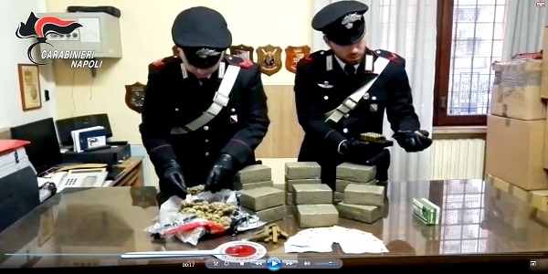 Napoli, San Giovanni a Teduccio: 17 Kg. di droga in camera da letto, arrestata una 59enne