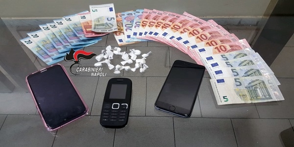 Napoli: marito e moglie sorpresi dai carabinieri a spacciare, arrestati.