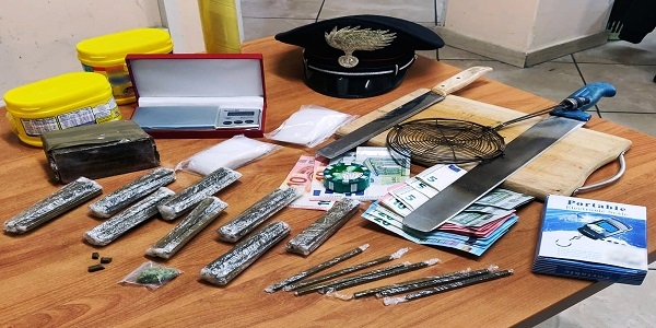 Napoli: i carabinieri arrestano 2 spacciatori e sequestrano soldi e droga