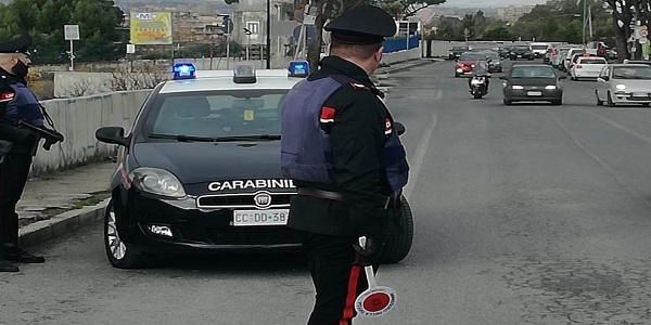 Torre del Greco: ruba un'APE e fugge ma i carabinieri lo bloccano. Arrestato