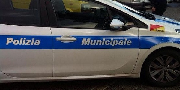 Napoli, Via Roma verso Scampia: controlli della Municipale per il corretto conferimento dei rifiuti