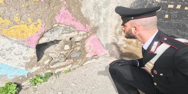 Ercolano: i carabinieri rinvengono 25 grammi di marijuana. Erano nascosti nel buco di un muro