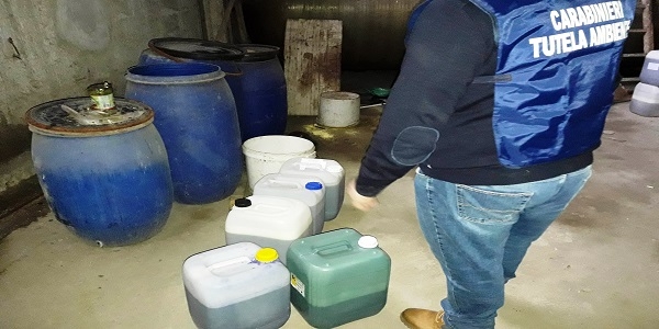 Napoli: ditta stoccava illecitamente solventi e olii, denunciato l'amministratore