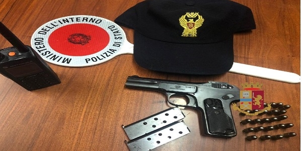 Napoli: in giro con una pistola, scoperto ed arrestato dalla polizia