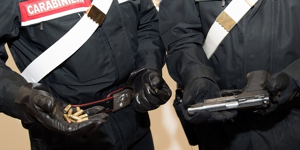 Napoli: in auto con una pistola pronta a sparare, arrestato dai carabinieri