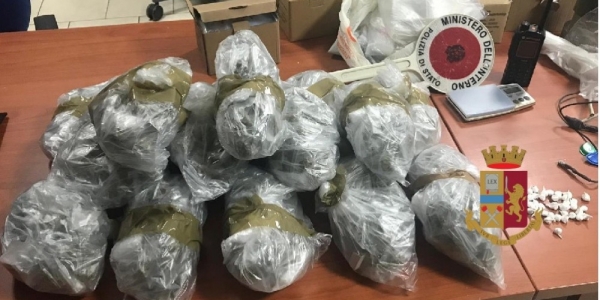 Napoli, Quartieri Spagnoli: la polizia rinviene e sequestra 1 kg di droga