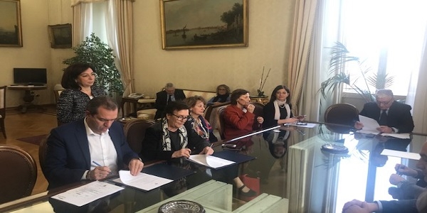 de Magistris ha firmato il protocollo per la tutela dei minori stranieri non accompagnati